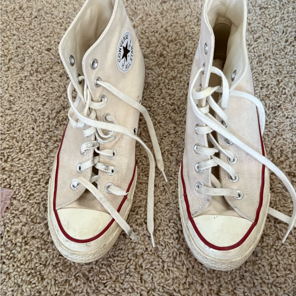 Converse High-Tops in Beige and Red